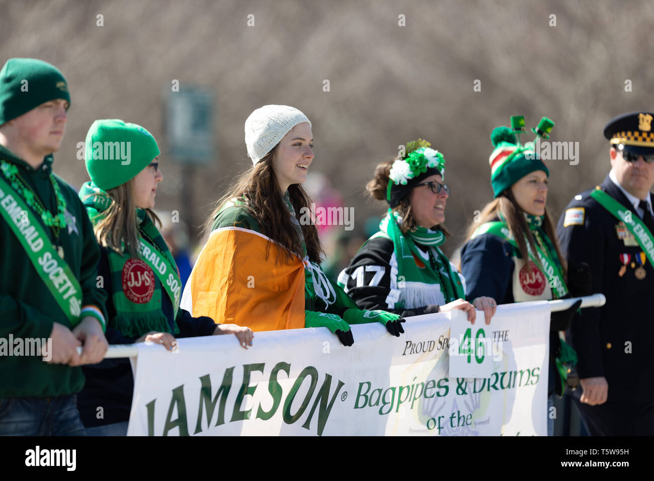 Chicago, Illinois, Stati Uniti d'America - 16 Marzo 2019: La Festa di San Patrizio Parade, cornamuse e tamburi della società Smeraldo Chicago il dipartimento di polizia di eseguire Foto Stock