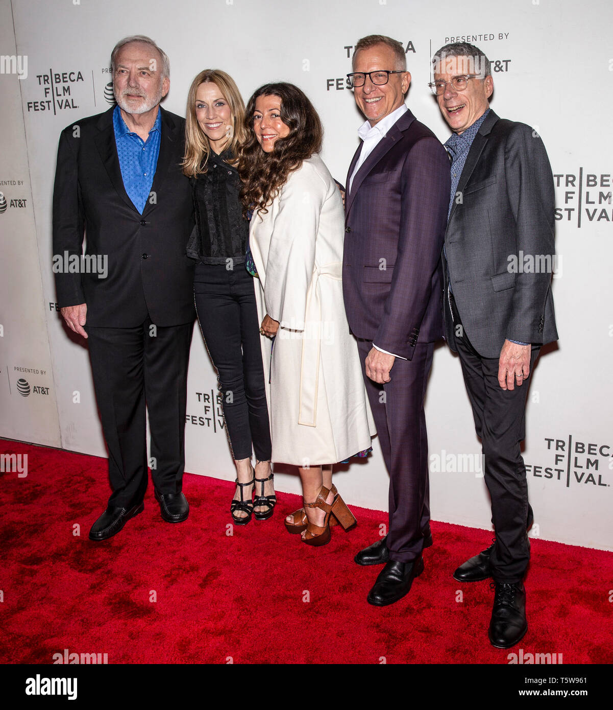 New York, NY - Aprile 26, 2019: (L-R) di James Keach, Sheryl Crow, Michele Farinola, Jeffrey Friedman e Rob Epstein assistere alla premiere di "Linda Ronsta Foto Stock