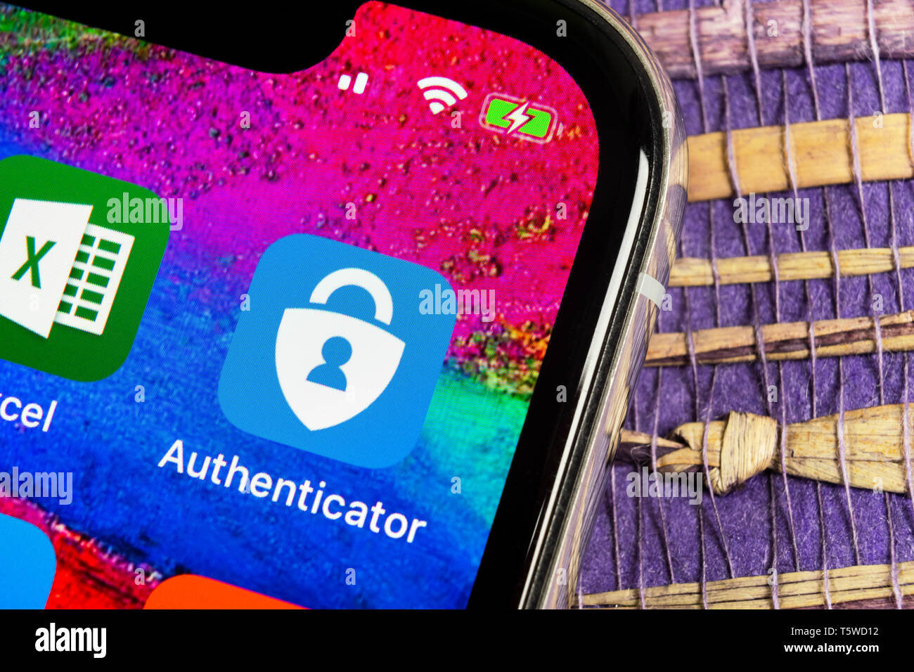 A Helsinki, Finlandia, febbraio 17, 2019: Microsoft autenticatore icona applicazione su Apple iPhone X lo schermo dello smartphone di close-up. Microsoft un autenticatore Foto Stock