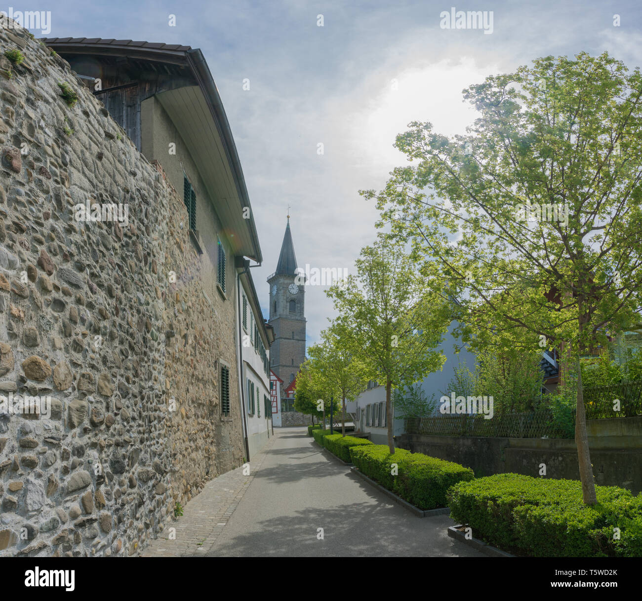 Vista delle mura antiche della città e la chiesa nel villaggio svizzero di Steckborn sul Lago di Costanza Foto Stock