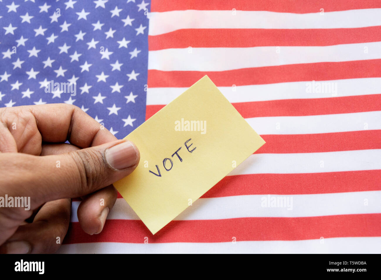 Concetto di elezioni americane, voto sticker tenendo in mano a noi bandiera Foto Stock