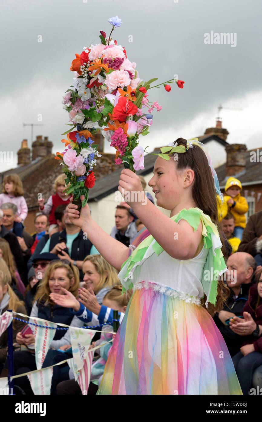 Maypole dancing dalla foresta Scuola di danza presso il Cavendish annuale fiera cuculo nel Wiltshire, Regno Unito Foto Stock