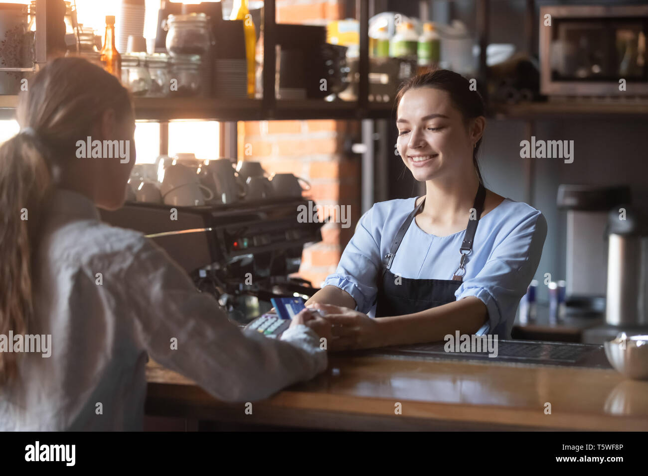 Pagamento femmina bill azienda carta di credito utilizzando NFC tecnologia moderna Foto Stock