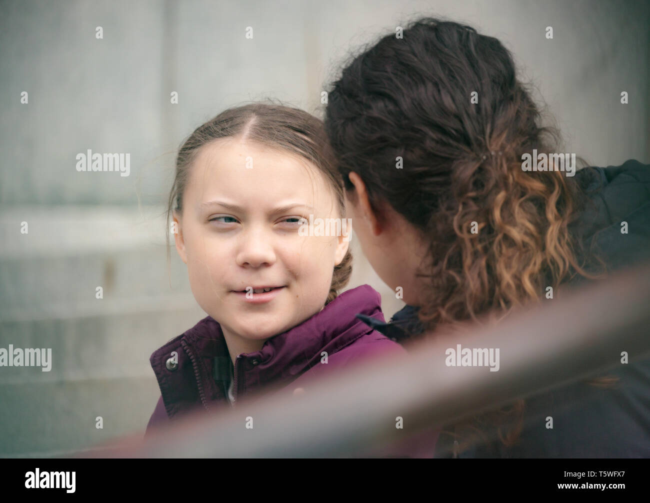 Stoccolma, Svezia. 26 Aprile, 2019. 16-anno-vecchio clima svedese Greta attivista Thunberg dimostrando a Stoccolma il venerdì. Intervistato da una TV francese Foto Stock