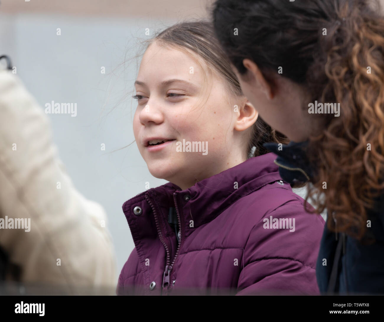 Stoccolma, Svezia. 26 Aprile, 2019. 16-anno-vecchio clima svedese Greta attivista Thunberg dimostrando a Stoccolma il venerdì. Intervistato da una TV francese Foto Stock