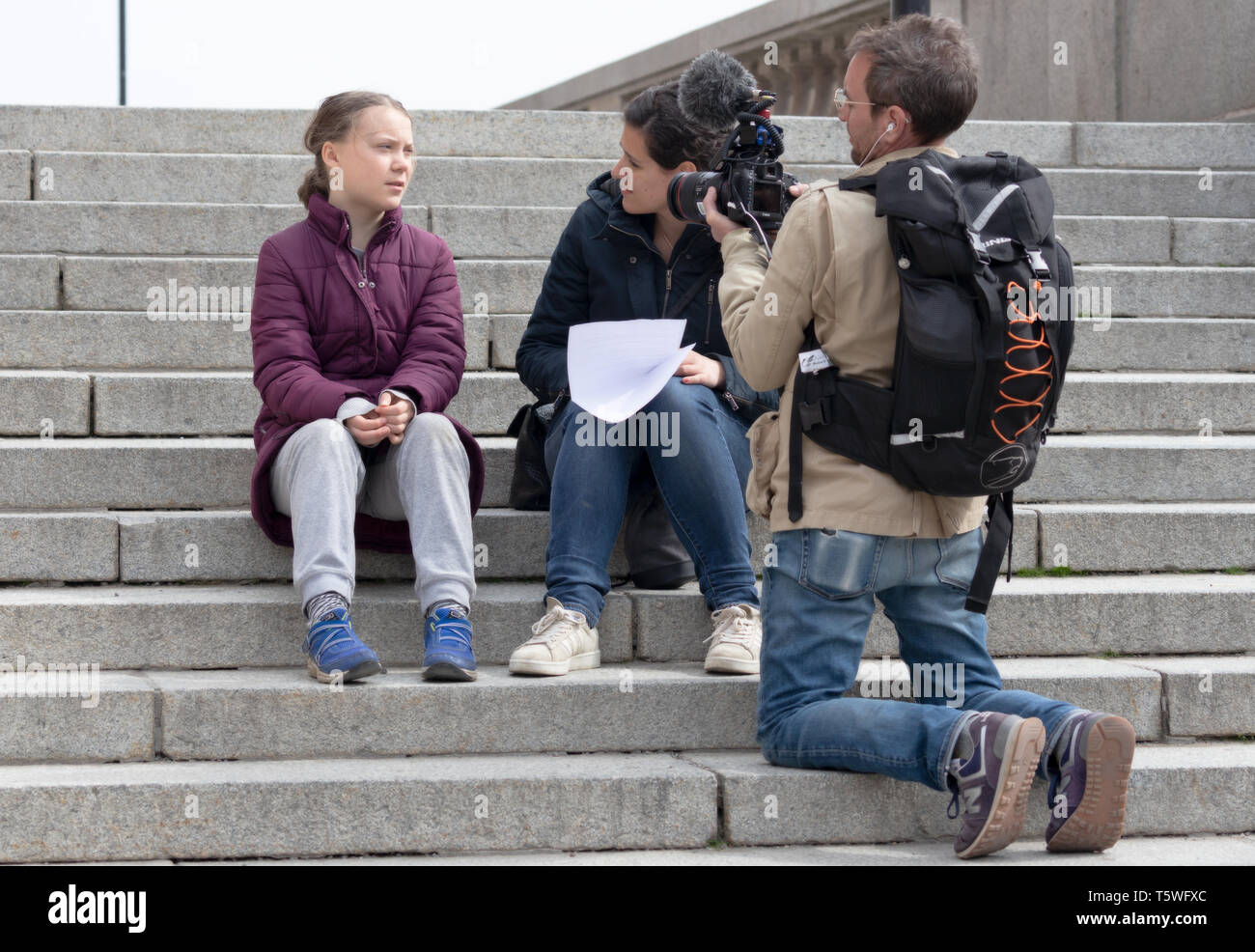 Stoccolma, Svezia. 26 Aprile, 2019. 16-anno-vecchio clima svedese Greta attivista Thunberg dimostrando a Stoccolma il venerdì. Intervistato da una TV francese Foto Stock