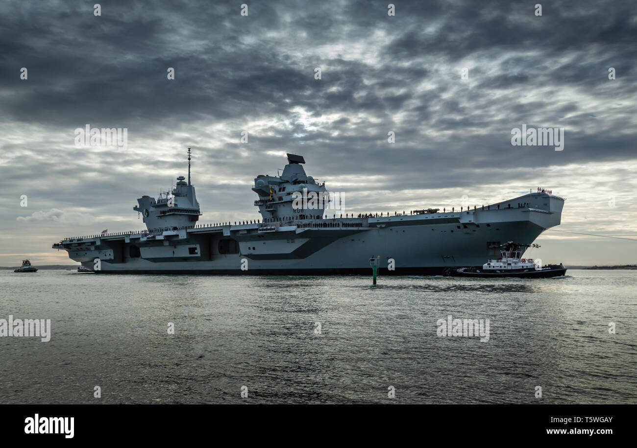 Britains portaerei HMS Queen Elizabeth tornando a Portsmouth dal 2018 esercizio, Westlant18. Foto Stock