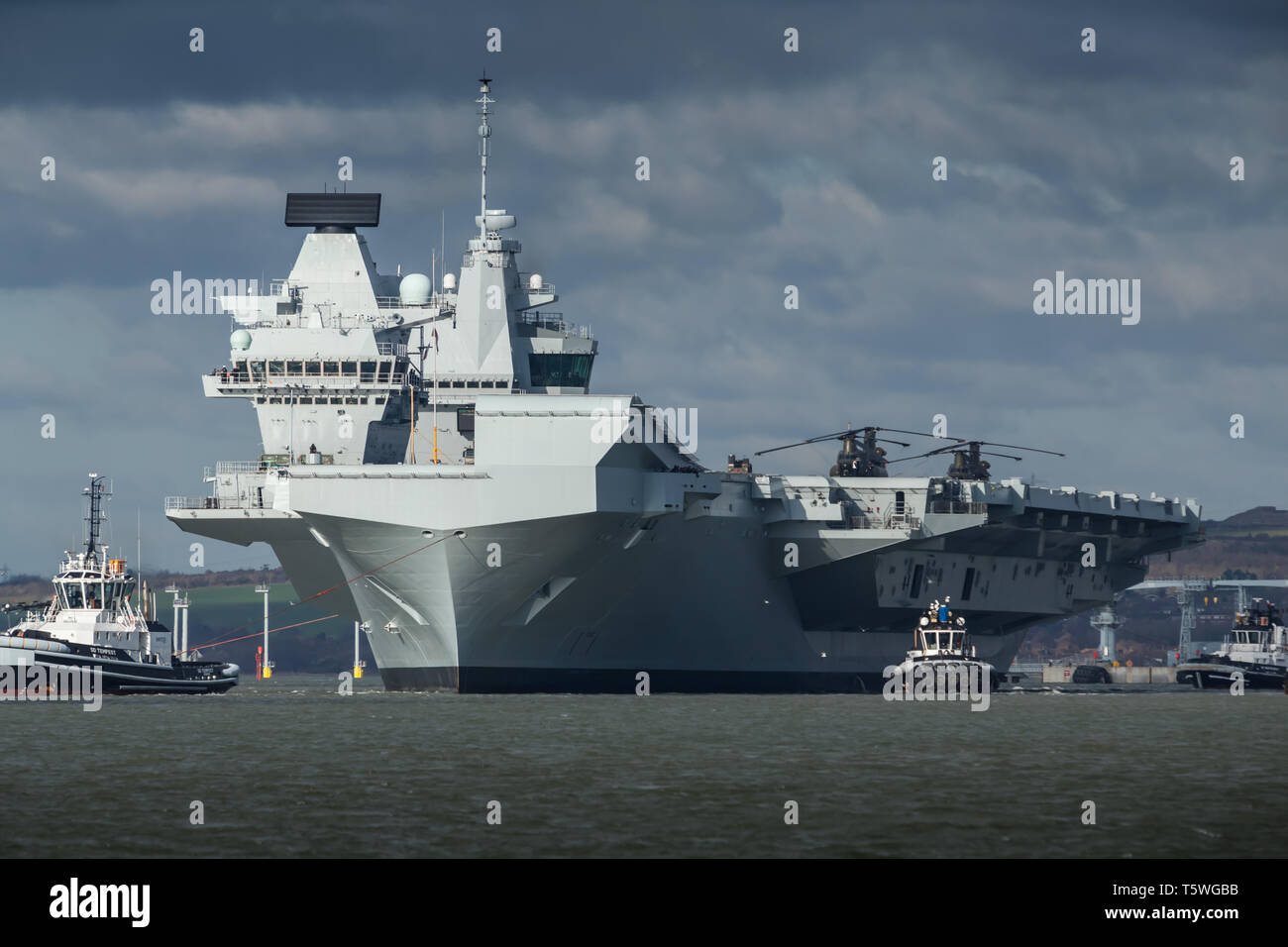 HMS Queen Elizabeth lasciando Portsmouth per prove in mare Foto Stock