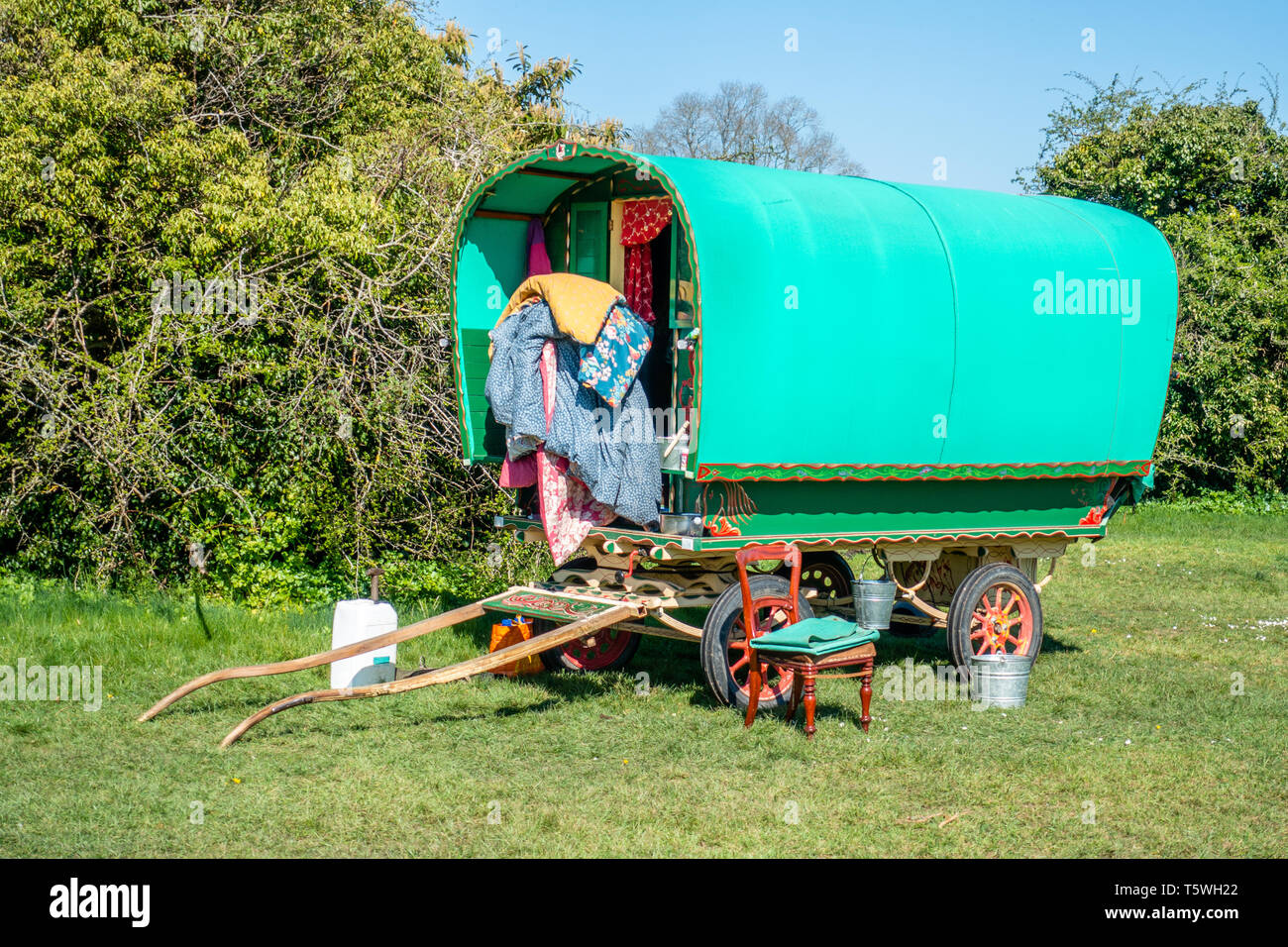 Stile gitano cavallo caravan per vacanze itineranti parcheggiata sul Downs in Bristol Foto Stock