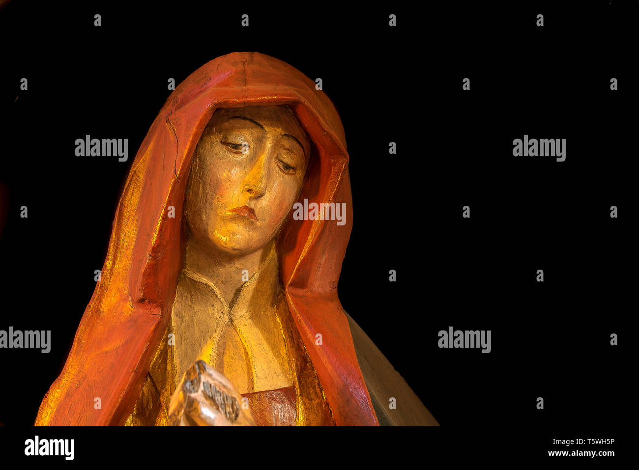 Una scultura medievale della Vergine Maria con il dolore nel suo volto, il dolore di Madonna Thirsted, Danimarca, 17 aprile 2019 Foto Stock