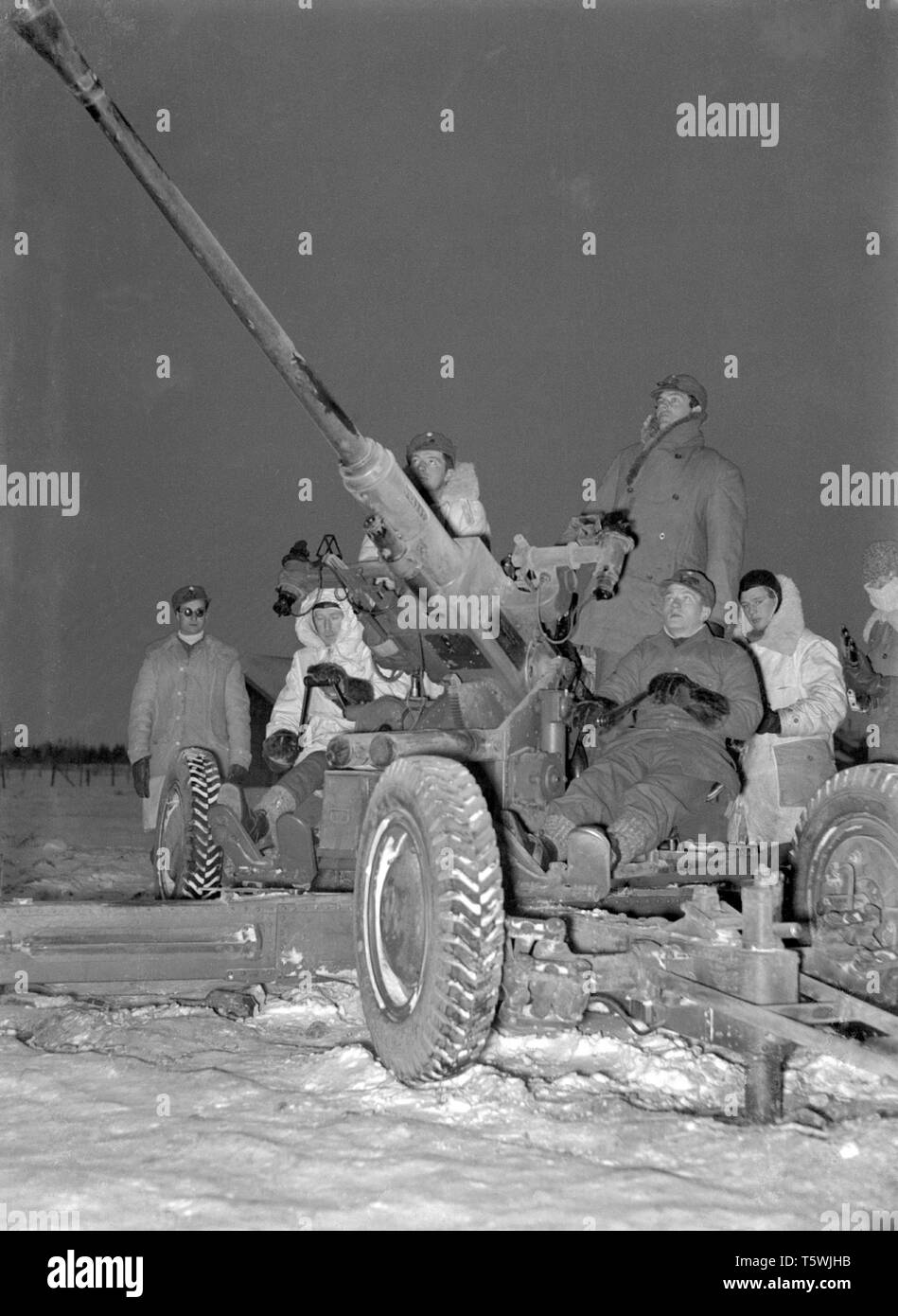 La guerra d'inverno. Un conflitto militare tra Unione sovietica e Finlandia. Si è cominciato con un invasione sovietica nel novembre 1939 quando infantery sovietica attraversato il confine sul Karelian istmo.Foto di soldati di volontariato operanti un anti aerei pistola vicino a Rovaniemi Lapponia Gennaio 1940. Foto Kristoffersson ref 103-3 Foto Stock