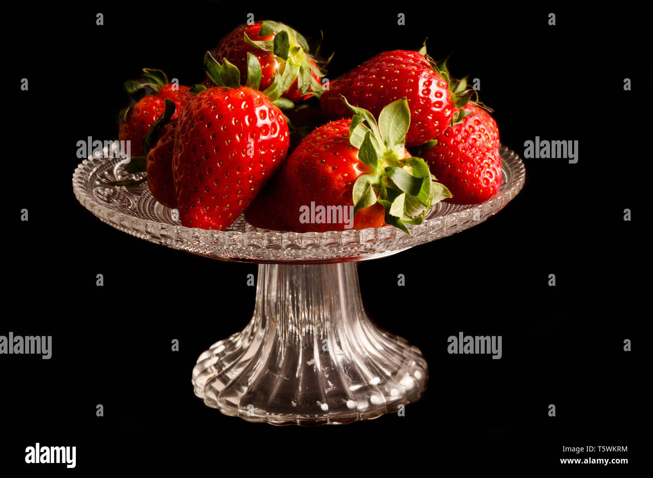 Le fragole in un piedistallo di vetro Foto Stock