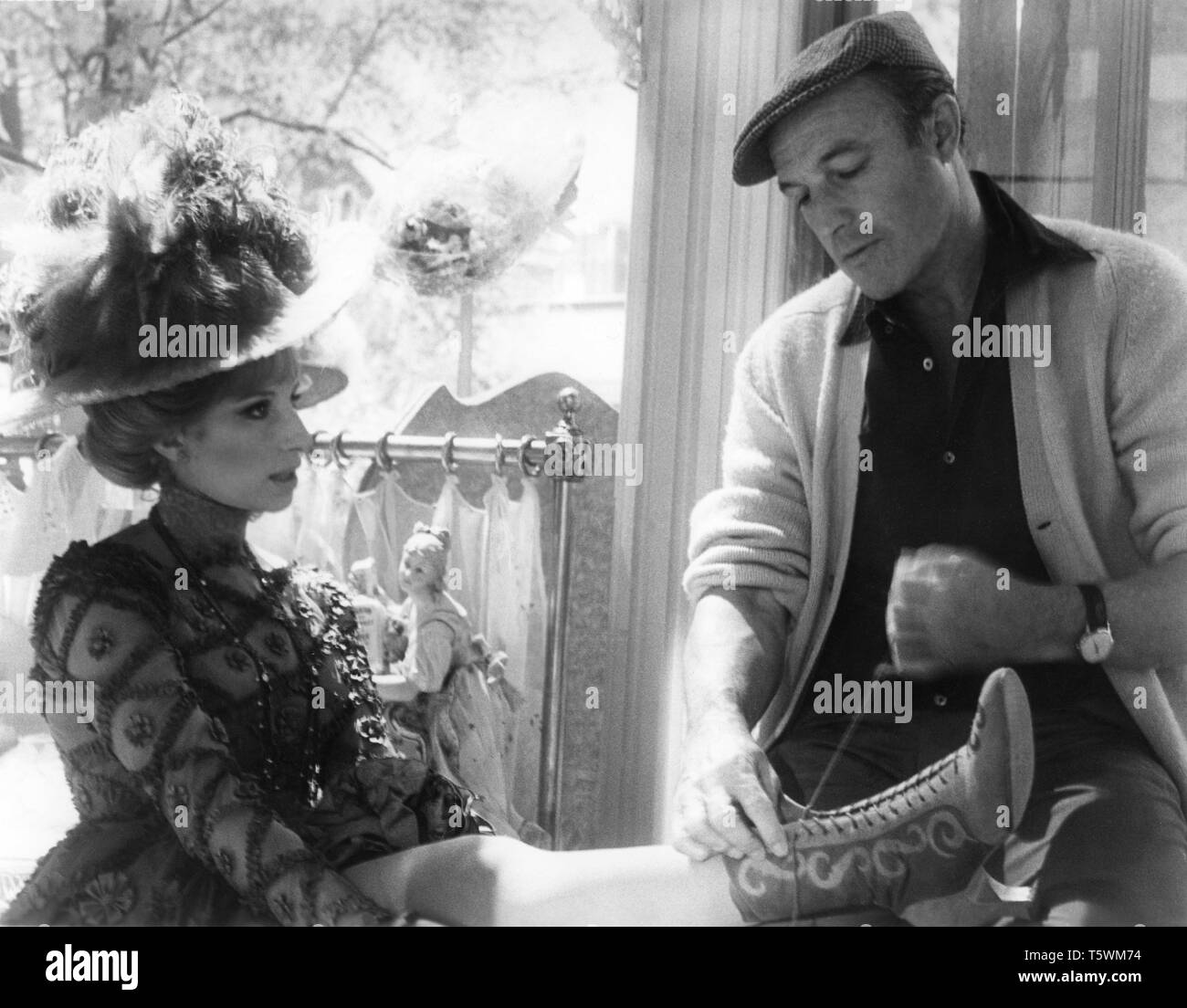 Barbra Streisand e direttore Gene Kelly Ciao , DOLLY ! 1969 sul set candida riprese costumi Irene Sharaff musica e testi Jerry Herman Chenault Productions / Twentieth Century Fox Foto Stock