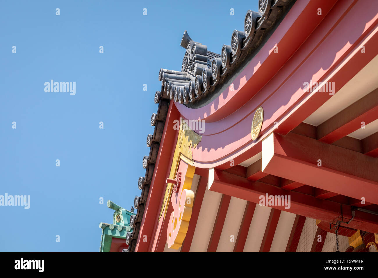Stile giapponese del tetto della Shinobazunoike Bentendo tempio, il parco Ueno, Tokyo, Giappone. Foto Stock