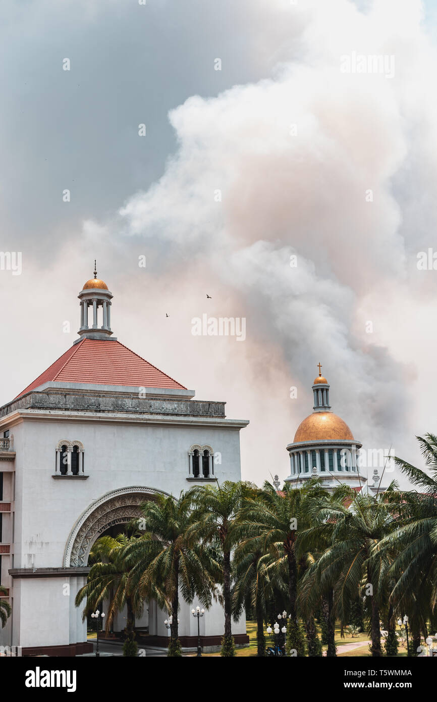 Enorme nube a fungo da Pre-Harvest masterizzazione di canna da zucchero nei pressi di Assumption University (ABAC) che causano inquinamento atmosferico Foto Stock