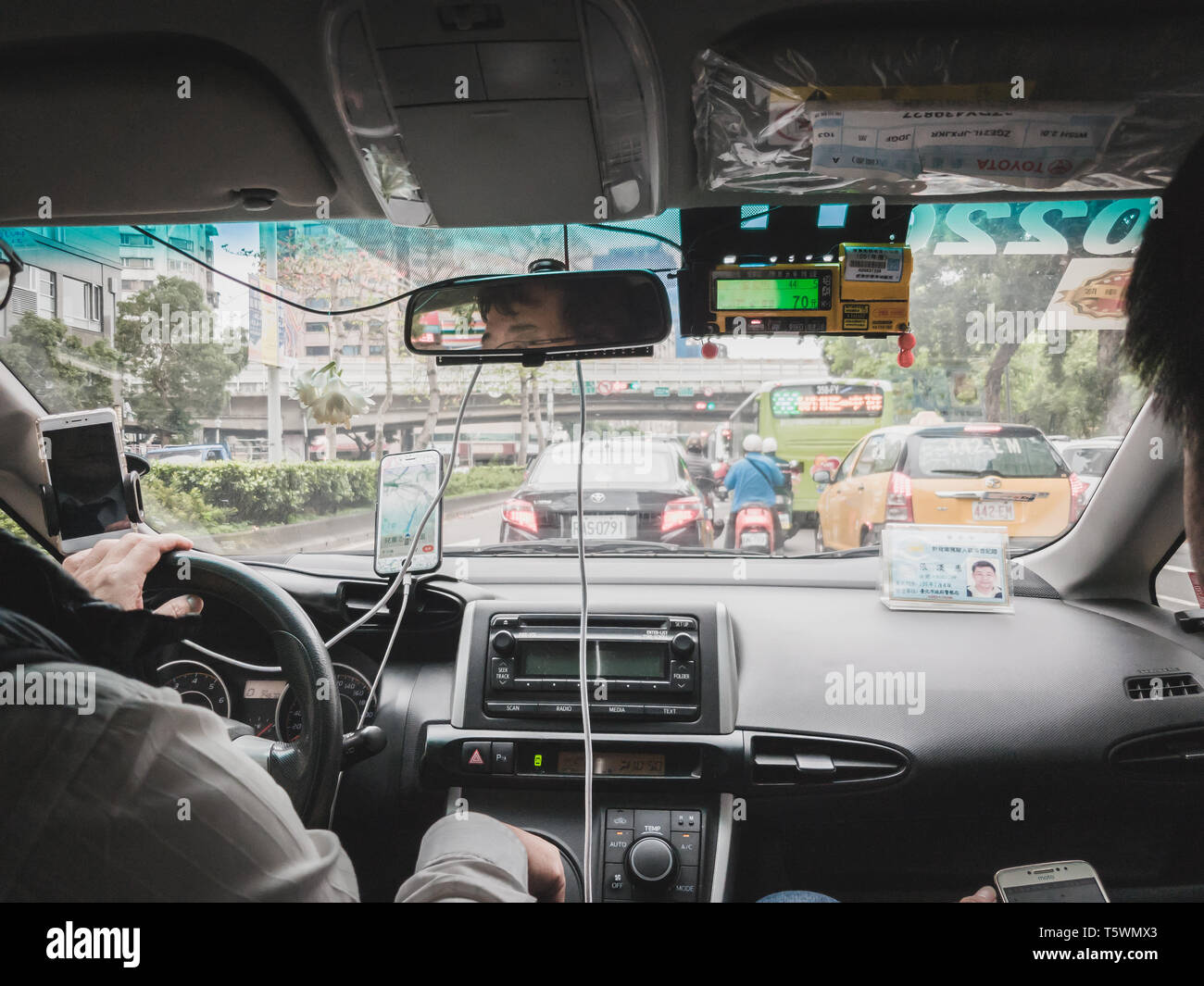 Interno di Taiwan guida Taxi nella città di Taipei con tassametro acceso Foto Stock