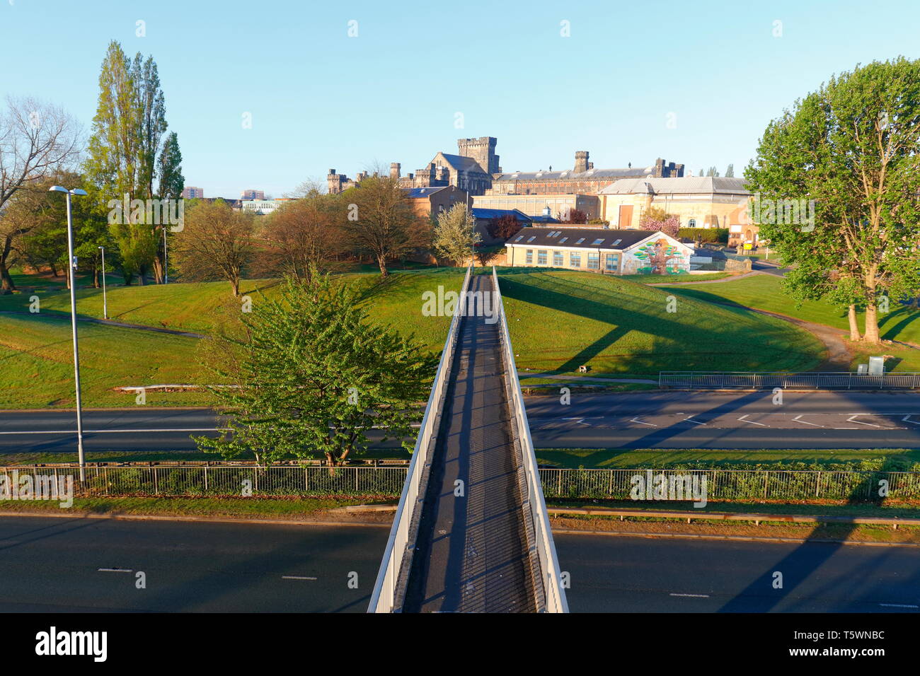 Un ponte pedonale a Armley, Leeds, che attraversa Canal Street e conduce a HMP Armley Foto Stock