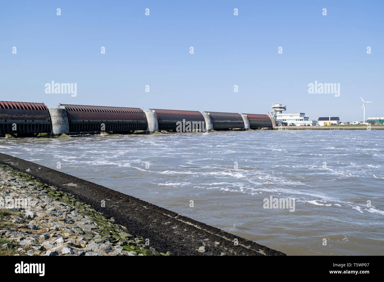 Eidersperrwerk (Eider) presso la foce del fiume Eider in Germania la costa del Mare del Nord. È più grande della Germania per la protezione delle zone costiere struttura. Foto Stock