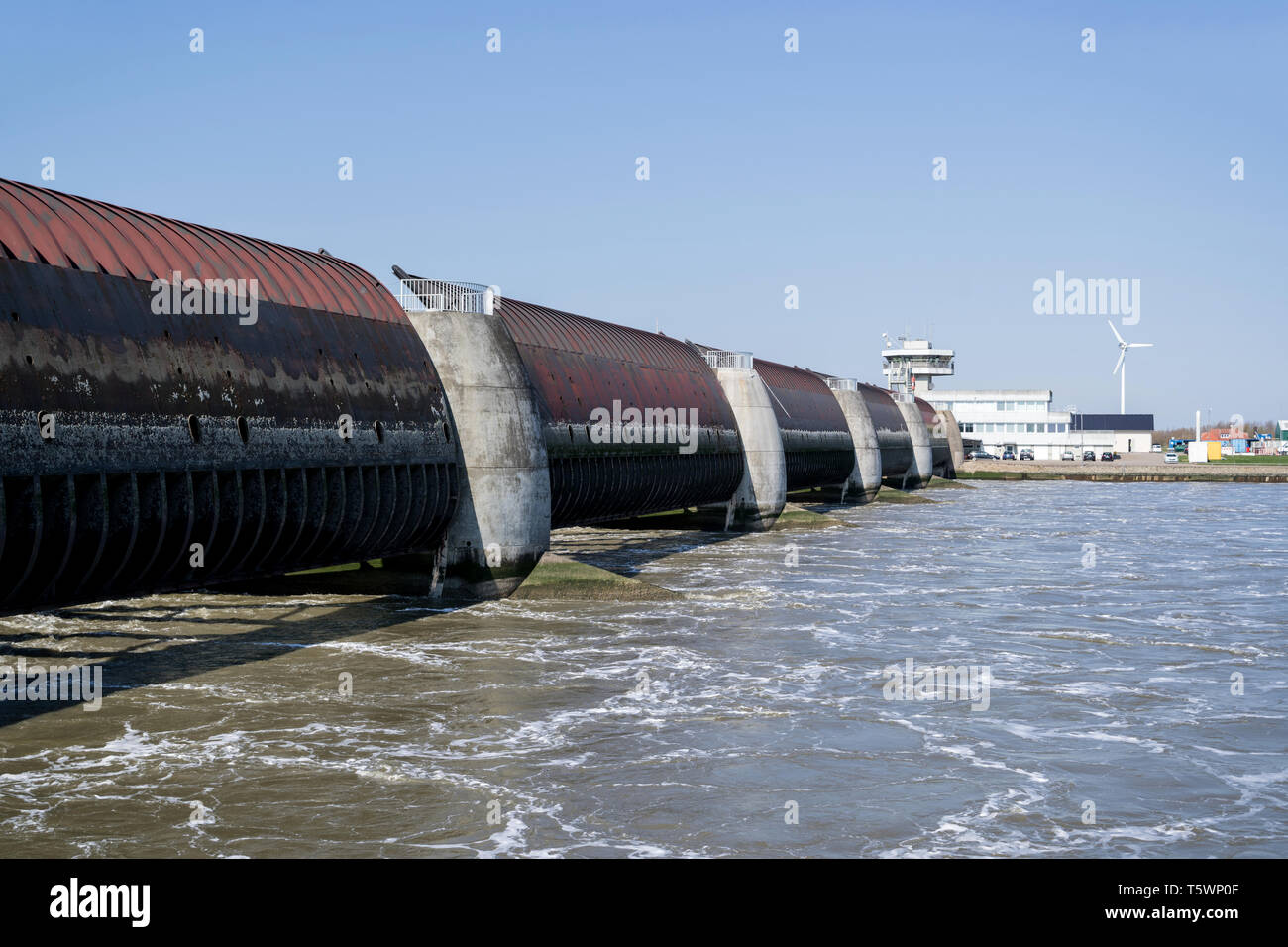 Eidersperrwerk (Eider) presso la foce del fiume Eider in Germania la costa del Mare del Nord. È più grande della Germania per la protezione delle zone costiere struttura. Foto Stock