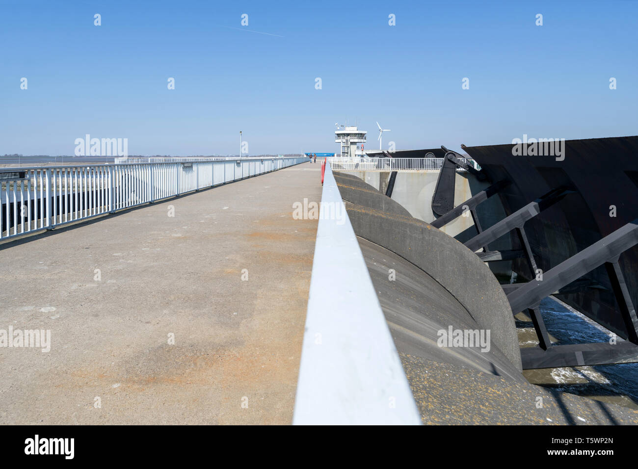 Eidersperrwerk (Eider) presso la foce del fiume Eider in Germania la costa del Mare del Nord. È più grande della Germania per la protezione delle zone costiere struttura. Foto Stock