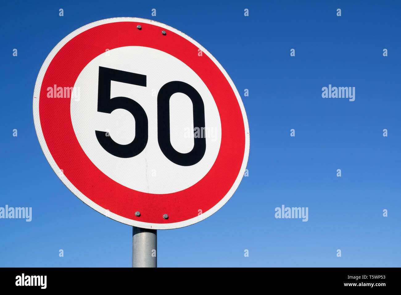 Il tedesco cartello stradale: limite di velocità a 50 km/h Foto stock -  Alamy