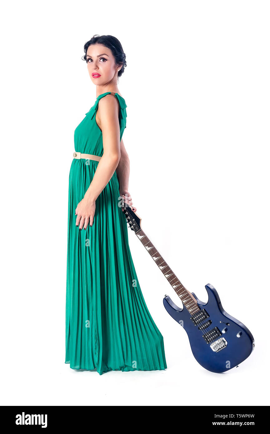 Donna attraente con la chitarra a sfondo bianco Foto Stock