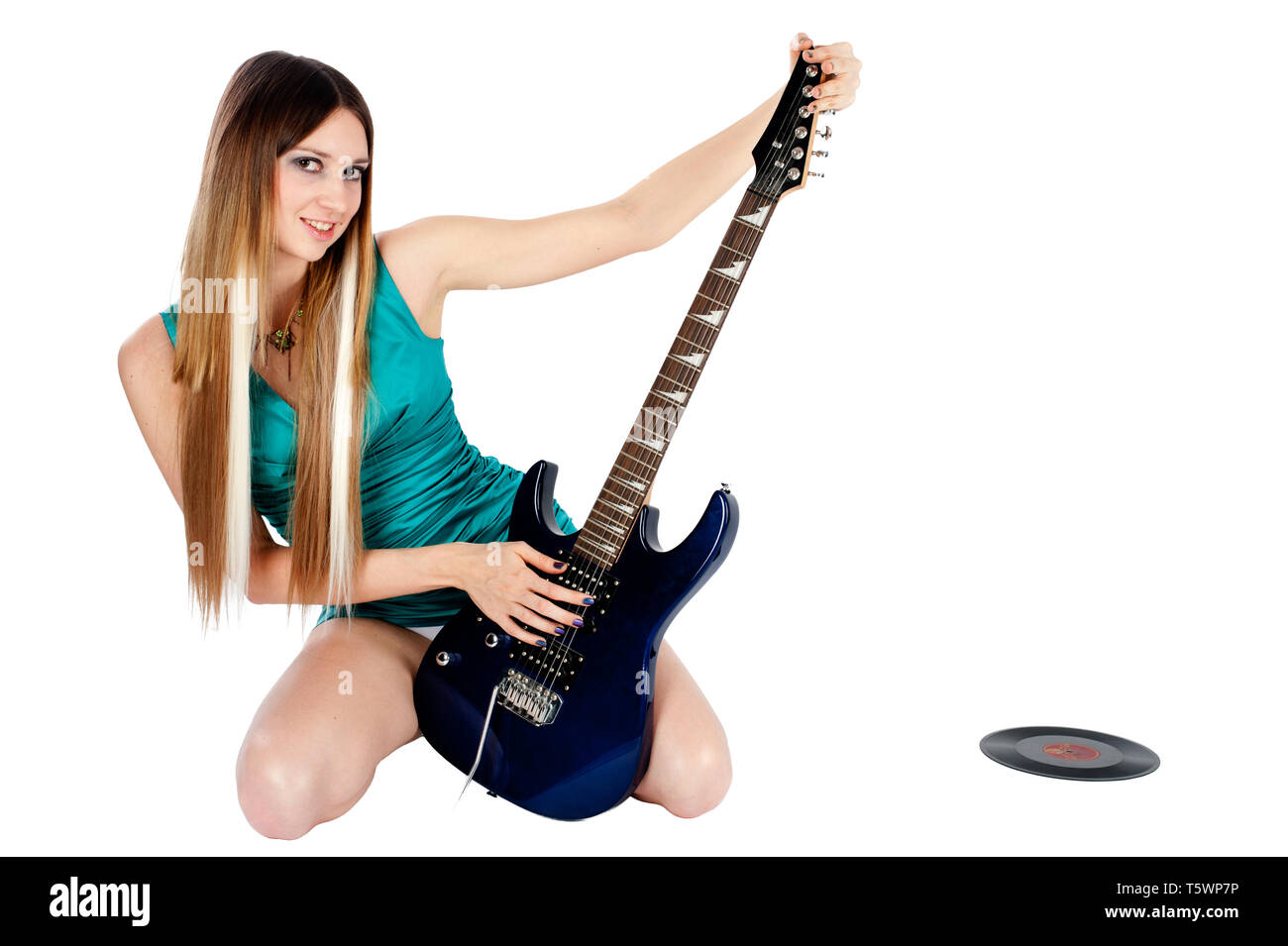 Giovane bella donna che gioca sulla chitarra elettrica. Isolato su bianco Foto Stock