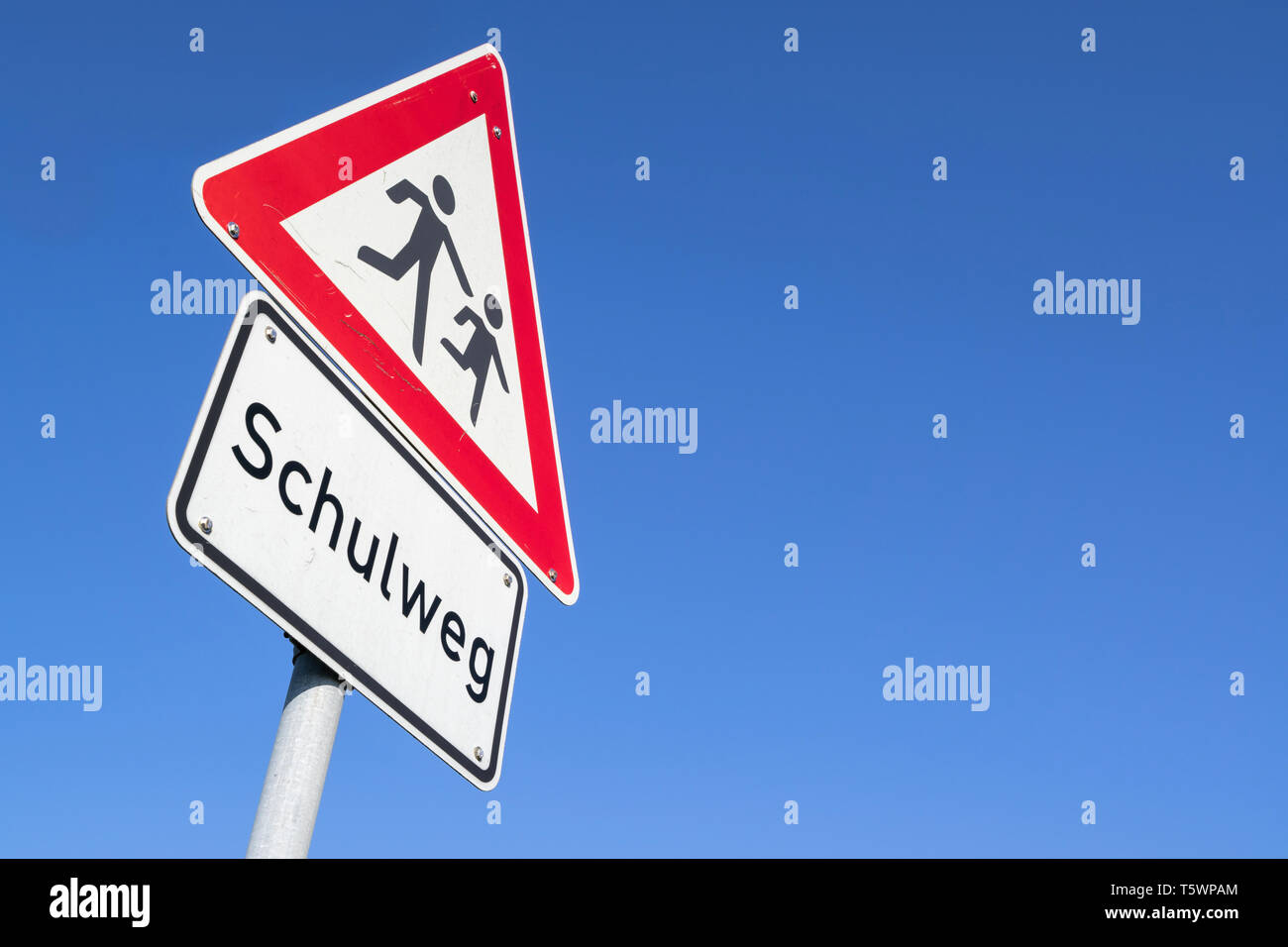 Il tedesco cartello stradale: bambini attraversando/ strada per la scuola Foto Stock