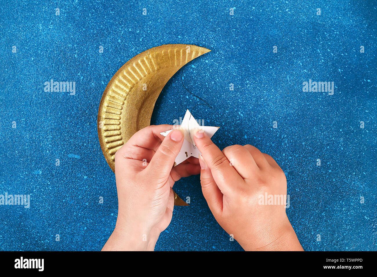 Table top visualizza immagine aerea di decorazioni Ramadan Kareem holiday  sfondo.piatto oggetti laici DIY accessori carta tagliata luna con stella e  l Islam Foto stock - Alamy