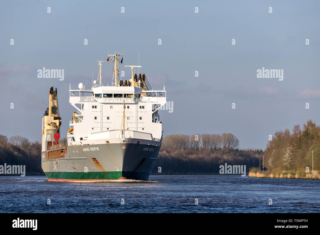 ANNE-SOFIE nel canale di Kiel. SAL il sollevamento pesante è uno dei leader mondiali nei vettori specializzati nel trasporto marittimo di sollevamento pesante e project cargo. Foto Stock