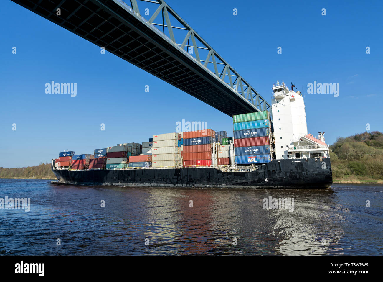 Contenitore nave BALTIC PETREL nel canale di Kiel Foto Stock