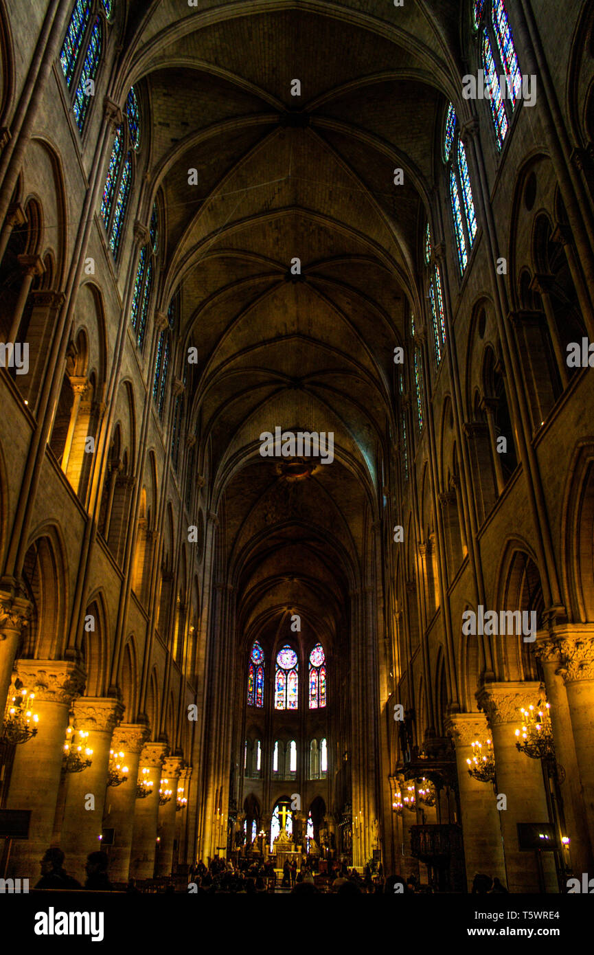 Navata della cattedrale di Notre Dame de Paris Cathedral, Parigi, Francia Foto Stock