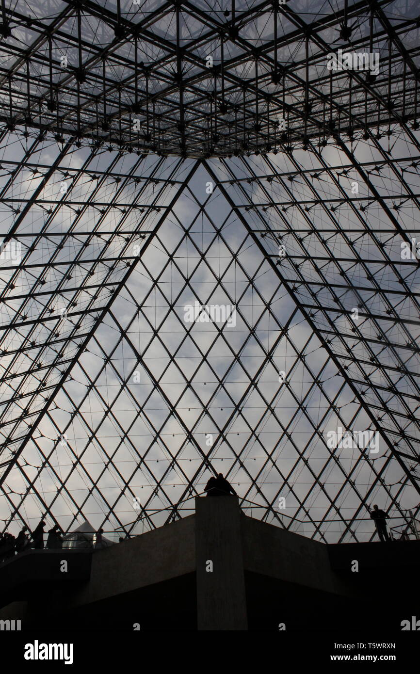 Vista della Piramide del Louvre (Pyramide des Louvre) dall'interno del museo Foto Stock