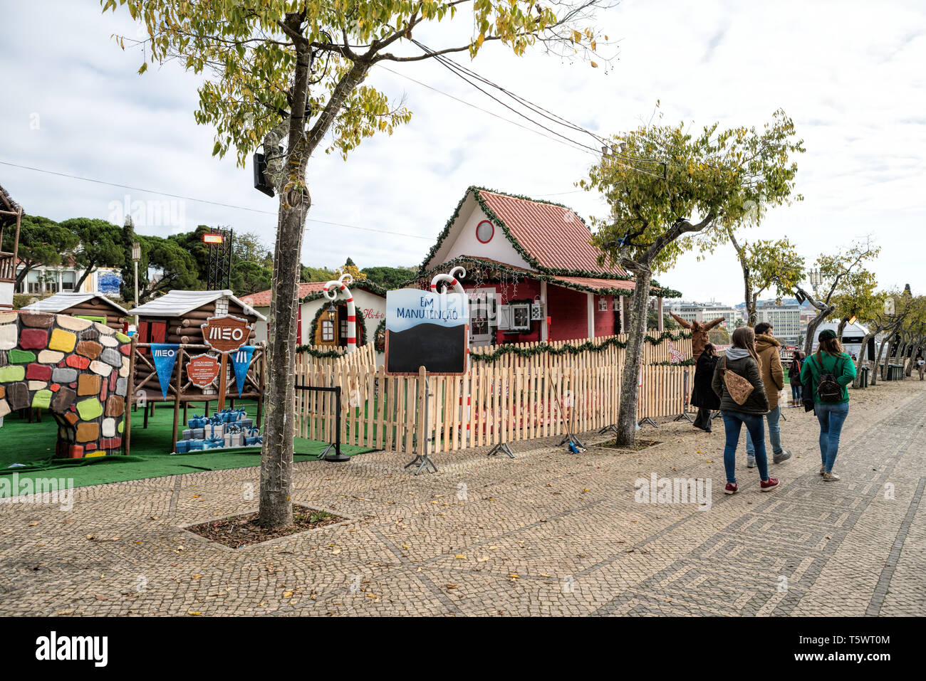 Wonderland di Lisbona il Mercato di Natale , equo . Mercatino di Natale e vacanze fiera del divertimento in una posizione! Il suo Paese delle Meraviglie Lisboa al Parque Eduardo VII in Lisb Foto Stock