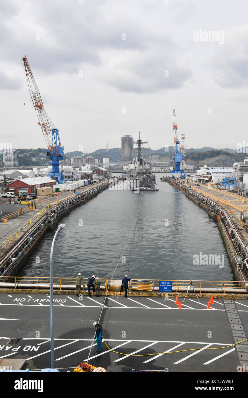 Il Arleigh Burke-class missile destroyer USS Benfold (DDG65) è tirato in un bacino di carenaggio di Commander, le attività della flotta Yokosuka. Benfold sta entrando in un esteso intervallo di manutenzione al fine di sostenere la nave è la sua capacità di servire come un forward-asset distribuiti negli Stati Uniti 7 flotta area di operazioni. (U.S. Foto di Marina di Massa lo specialista di comunicazione 2a classe William Collins III/rilasciato) Foto Stock
