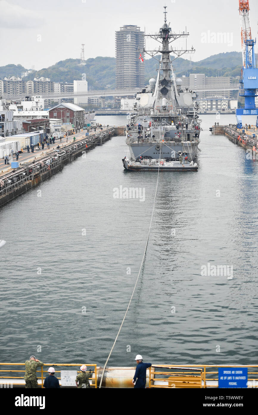 Il Arleigh Burke-class missile destroyer USS Benfold (DDG65) è tirato in un bacino di carenaggio di Commander, le attività della flotta Yokosuka. Benfold sta entrando in un esteso intervallo di manutenzione al fine di sostenere la nave è la sua capacità di servire come un forward-asset distribuiti negli Stati Uniti 7 flotta area di operazioni. (U.S. Foto di Marina di Massa lo specialista di comunicazione 2a classe William Collins III/rilasciato) Foto Stock
