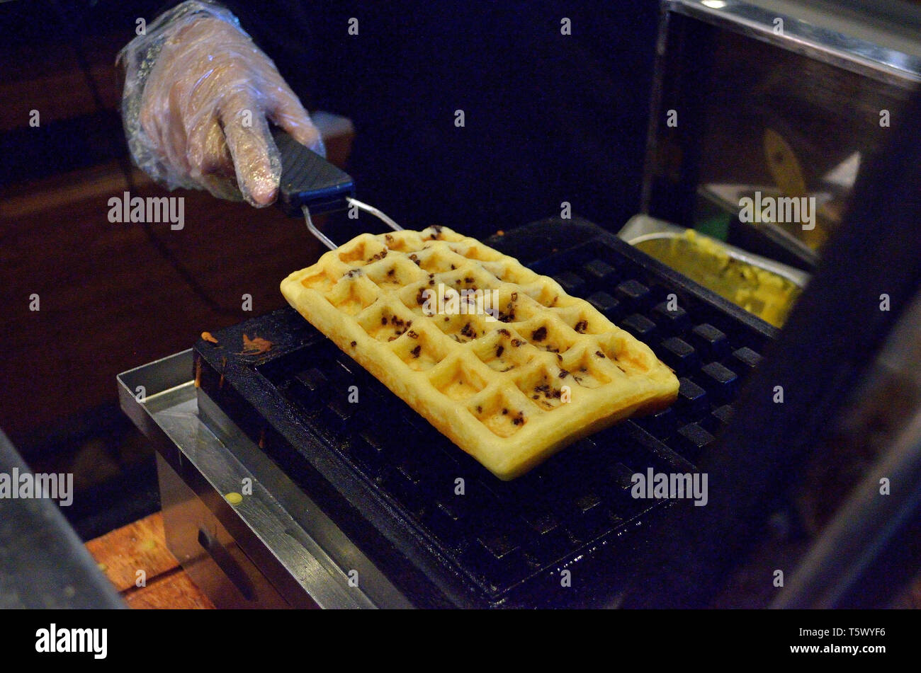 La cottura Waffle Choco spruzza Foto Stock