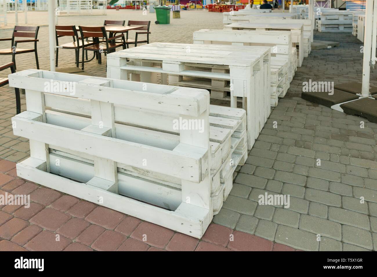 Kiev UA, 19-07-2018. Estate Street cafe, arredamento di pallet dipinto di bianco Foto Stock