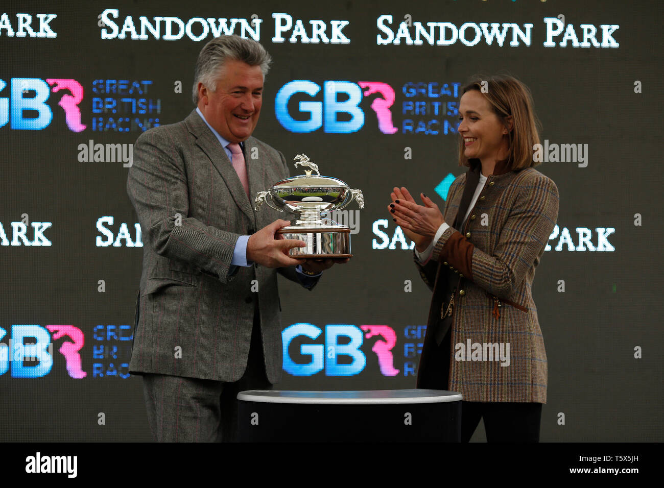 Paul Nicholls riceve la nazionale campione del trofeo di caccia da Victoria Pendleton a Sandown Park Racecourse, Esher. Foto Stock