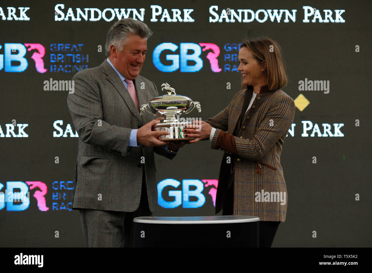 Paul Nicholls riceve la nazionale campione del trofeo di caccia da Victoria Pendleton a Sandown Park Racecourse, Esher. Foto Stock