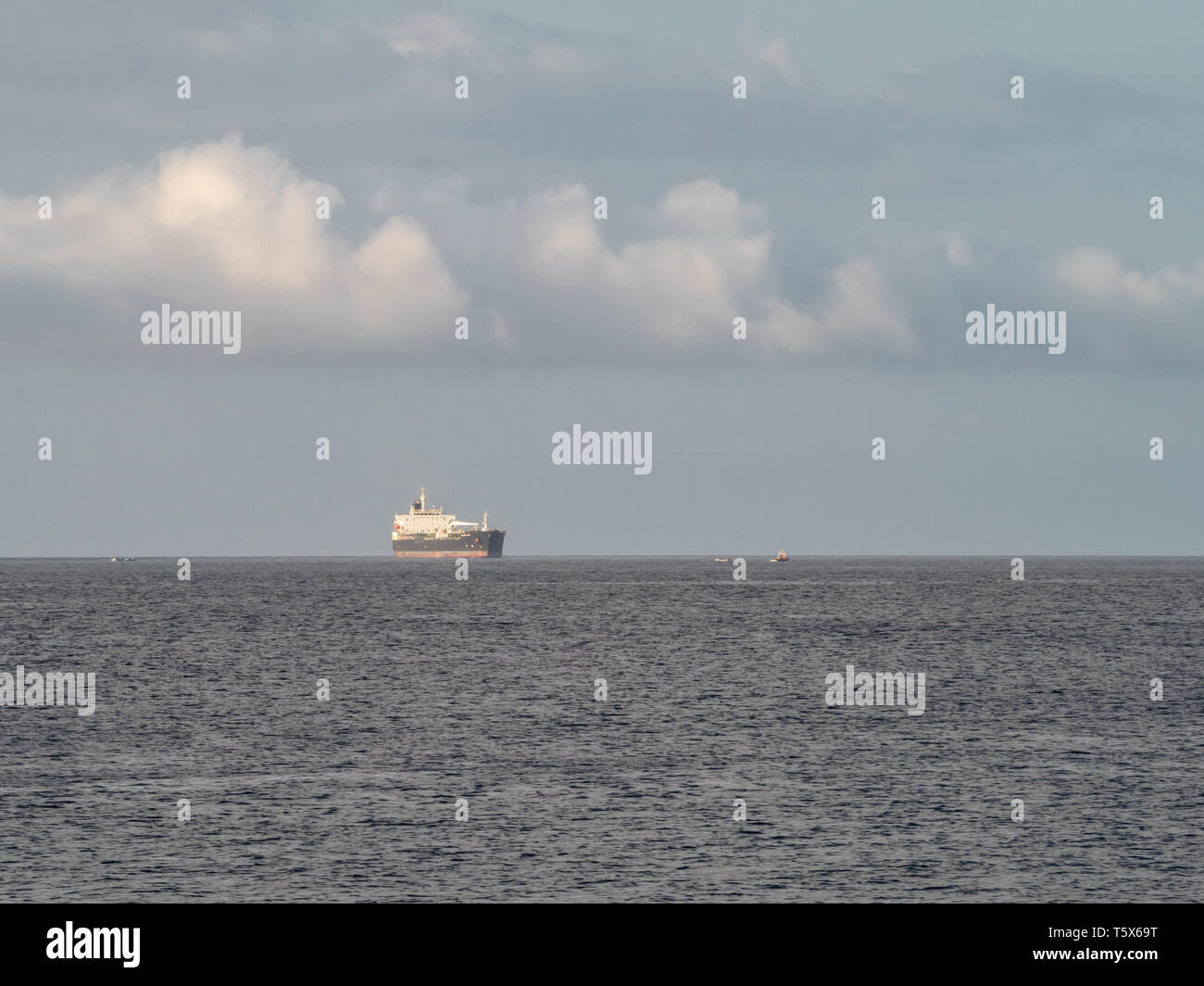 Grande nave da carico in mare al largo della costa di Havana, Cuba Foto Stock