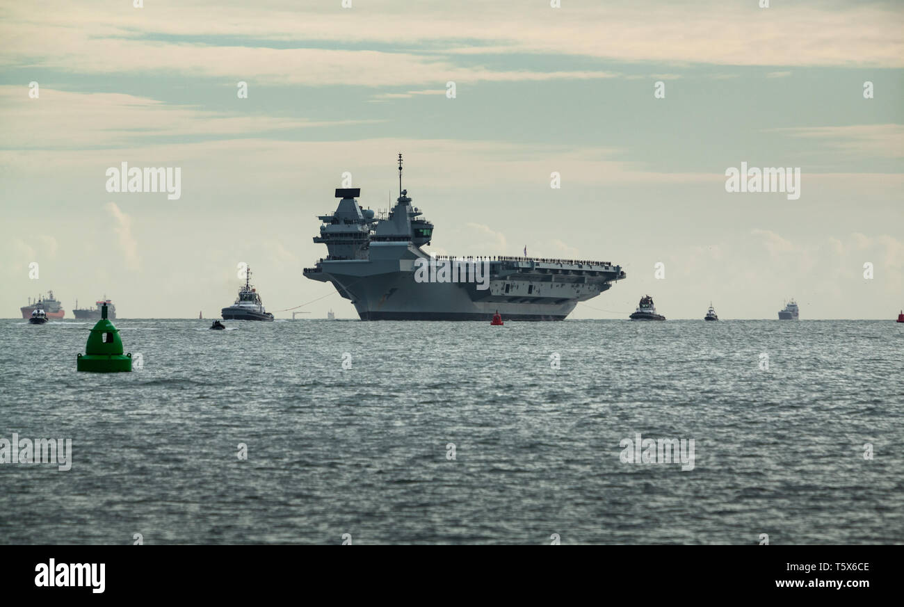Britains portaerei HMS Queen Elizabeth tornando a Portsmouth dal 2018 esercizio, Westlant18. Foto Stock