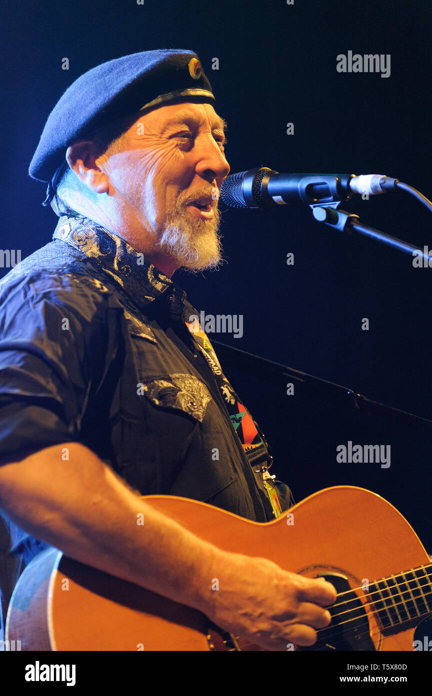 Il chitarrista e cantautore, Richard Thompson effettuando al Womad Festival, Charlton Park, Regno Unito, 25 luglio 2014. Foto Stock