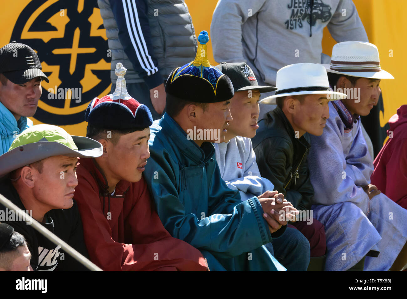 Naadam Festival in Khatgal, Mongolia. Gli spettatori in occasione di una competizione di wrestling Foto Stock