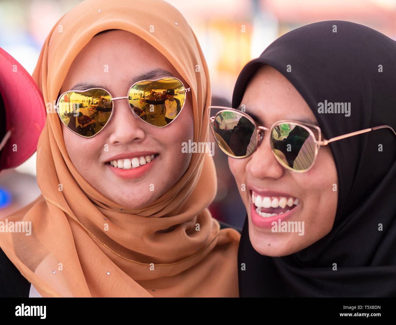 Giovani donne malesi in corrispondenza di un kite festival nel Kelantan Stato, a nord sulla penisola malese. Foto Stock
