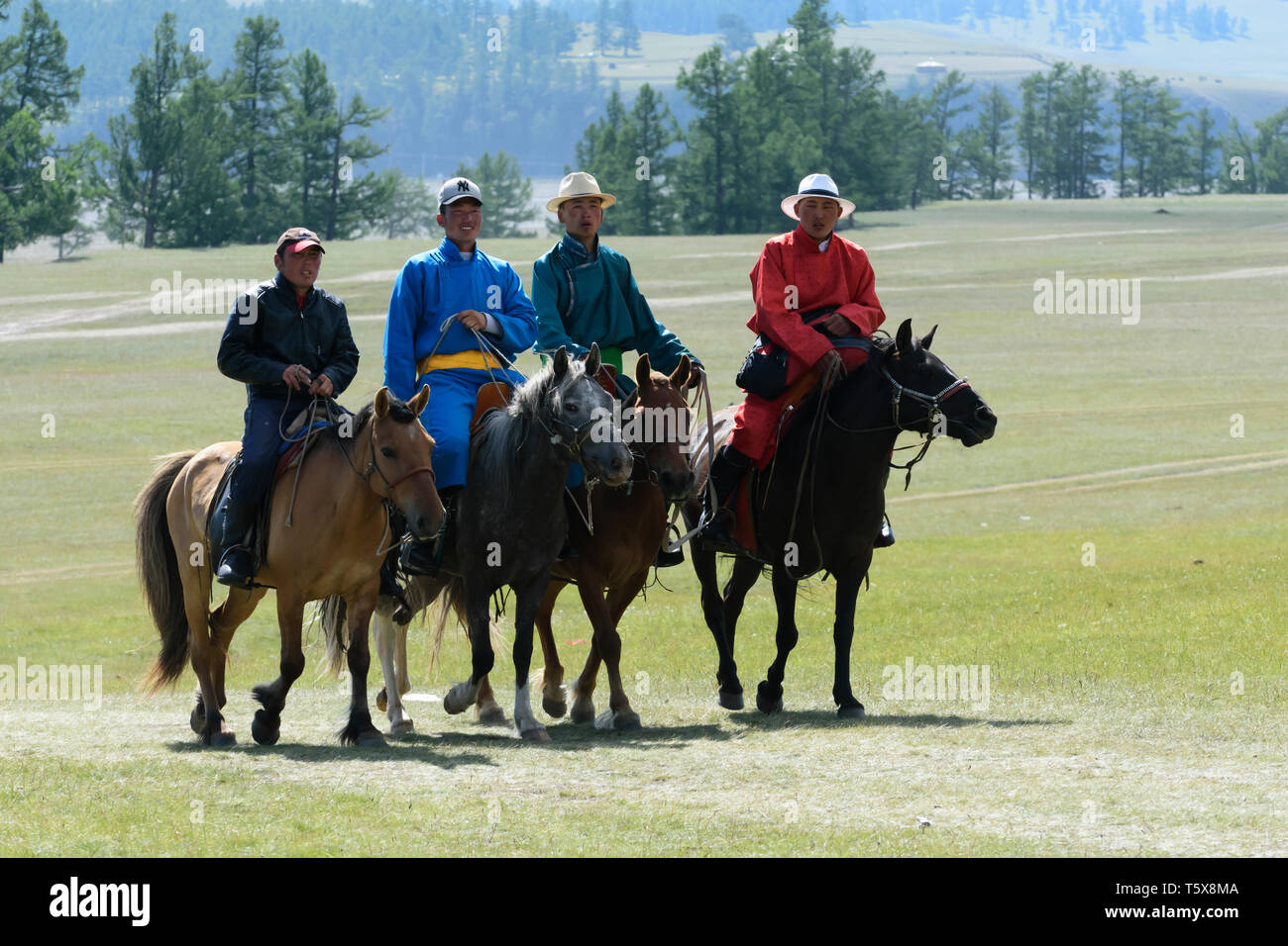 Naadam Festival in Khatgal, Mongolia. Giovani horseriders nei loro vestiti colorati Foto Stock