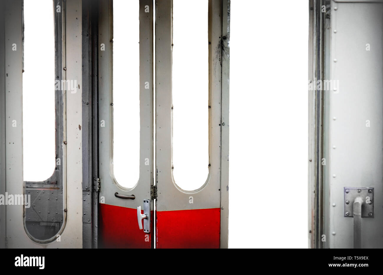 Vecchio tram aprire porte interno isolato sfondo bianco - visita in città con i mezzi di trasporto pubblici concept Foto Stock