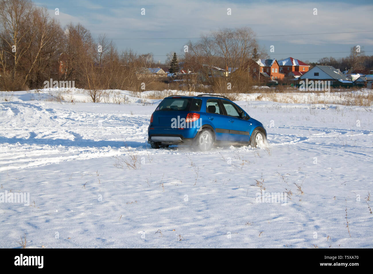 Auto blu su un inverno campo nevoso. Extreme viaggi Foto Stock