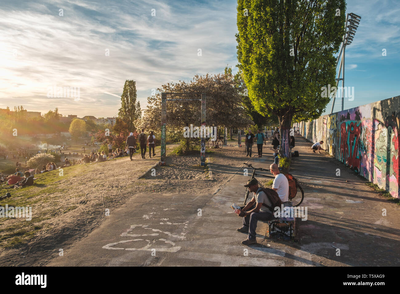 Berlino, Germania - Aprile, 2019: persone godendo del tramonto, all' aperto nel parco pubblico (Mauerpark) sul giorno di estate a Berlino Foto Stock