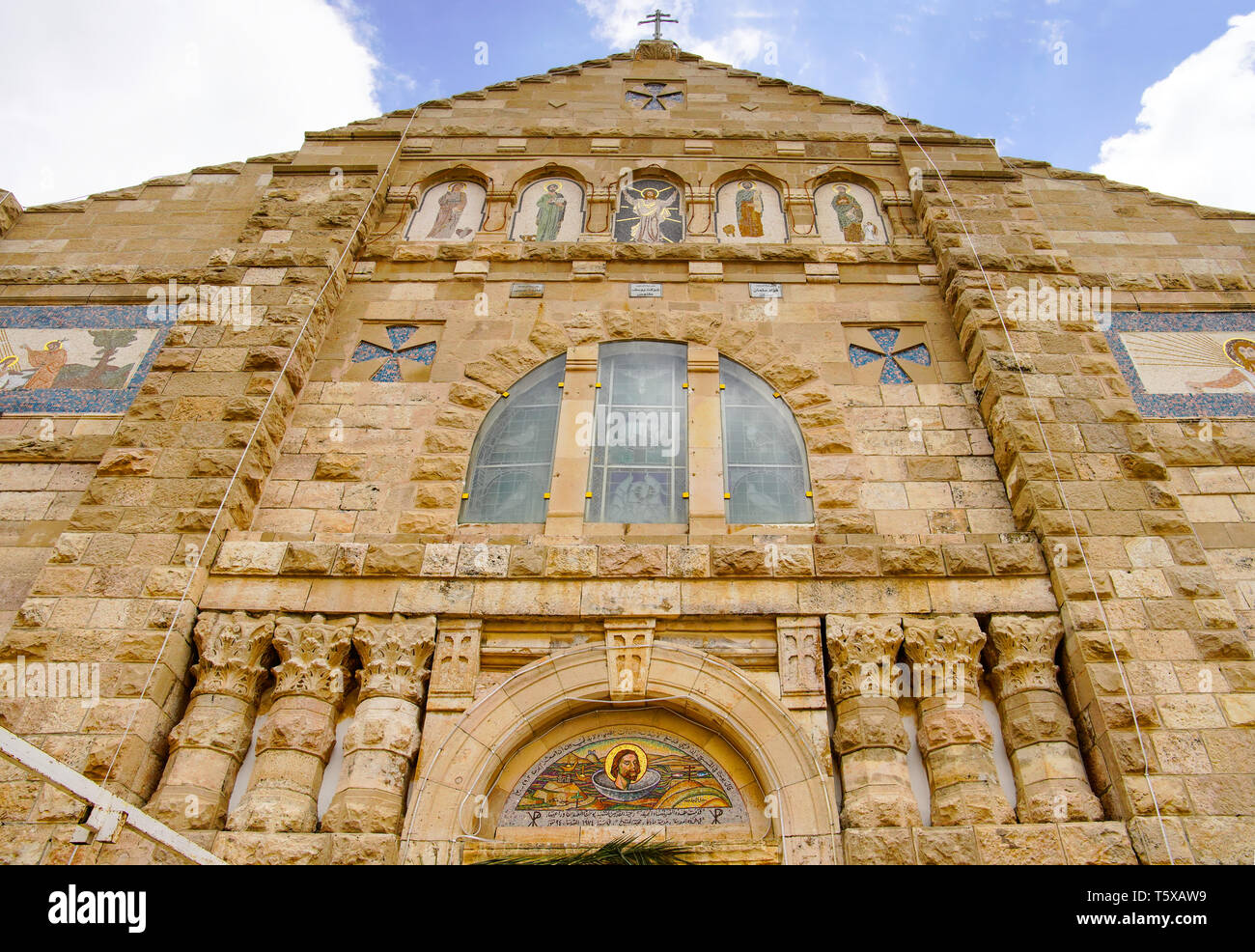 Mosaico di facciata che mostra la decapitazione di Giovanni Battista, Chiesa degli Apostoli, Madaba, Giordania. Foto Stock